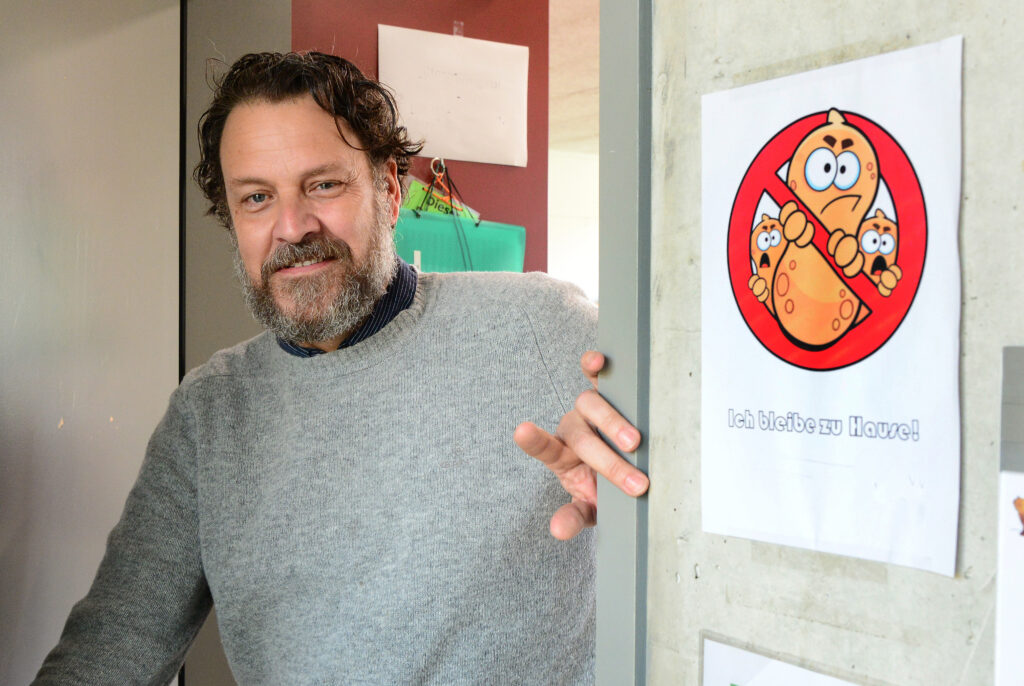 An Co-Schulleiter Paul Schnoz' Schule haben Erdnüsse nichts verloren. Er ist stolz, dass seine Schülerinnen und Schüler sich für ein Kind mit schwerer Allergie einsetzen.